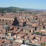 Bologna mit Piazza Maggiore und San Luca im Hintergrund