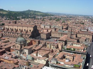 Bologna mit Piazza Maggiore und San Luca im Hintergrund