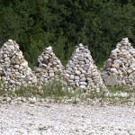 Steinpyramiden an der Isar