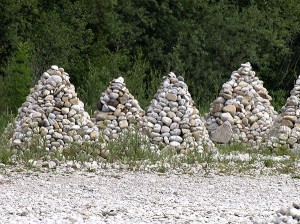 Steinpyramiden an der Isar