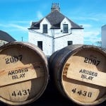 Whiskyreise: Fässer vor der Distillery Ardbeg