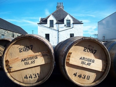 Whiskyreise: Fässer vor der Distillery Ardbeg
