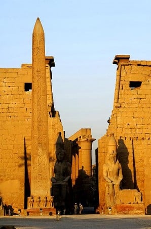 Eingang zum Luxor Tempel mit Obelisk