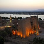 beleuchteter Luxor Tempel am Nilufer