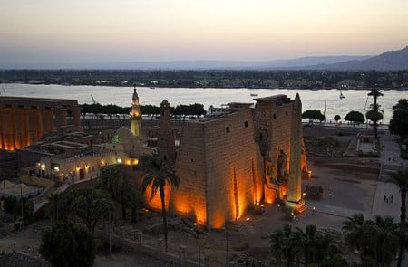 beleuchteter Luxor Tempel am Nilufer
