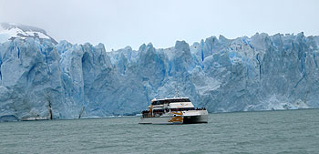 Katamaran vor dem Perito Moreno Gletscher