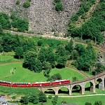 Bernina Express mit Panoramawagen auf dem Kreisviadukt bei Brusio.