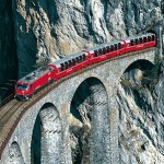 Bernina Express mit Panoramawagen auf dem Landwasserviadukt; aus dem Landwassertunnel kommend.