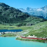 Bernina Express beim Lago Bianco auf dem Bernina Pass. Im Hintergrund Laj nair und Laj Pitschen.