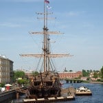 Flying Dutchman: Restaurantschiff mit Terrassenfloß