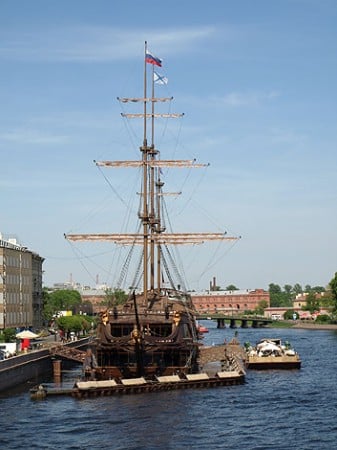 Flying Dutchman: Restaurantschiff mit Terrassenfloß