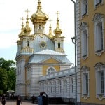 Peterhof: ein Kirchenflügel des Großen Palastes