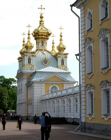 Peterhof: ein Kirchenflügel des Großen Palastes