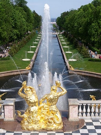 Peterhof: Blick von der Terrasse auf den Meereskanal