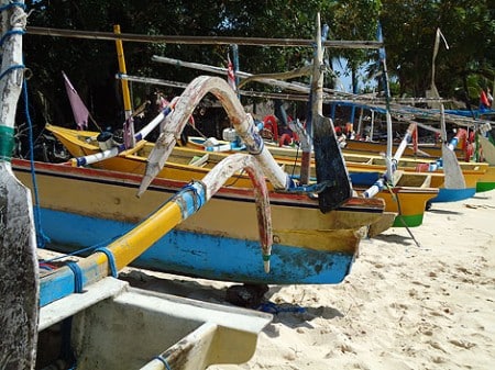 pittoreske Fischerboote am Strand auf Bali