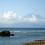 Blick von Lembongan auf Bali mit Vulkan