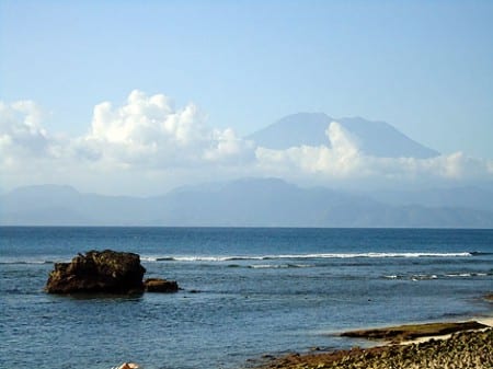 Blick von Lembongan auf Bali mit Vulkan