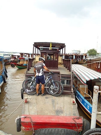 Fahrräder auf einer Mekong Fähre