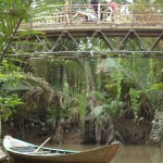 Mekong Nebenarm mit Sampan und Brücke