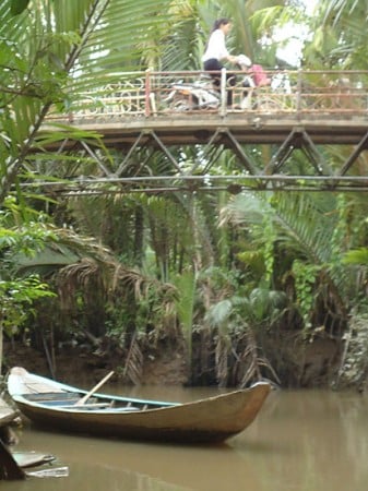 Mekong Nebenarm mit Sampan und Brücke