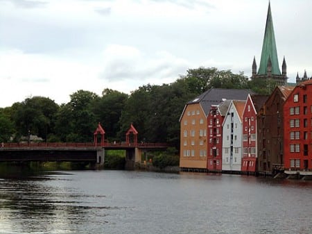 Holzbrücke Gamle Bybro mit Speicherhäusern