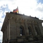 beflaggter Eckturm des Reichstagsgebäudes