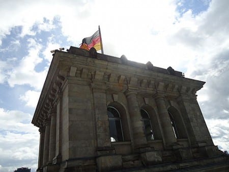 beflaggter Eckturm des Reichstagsgebäudes