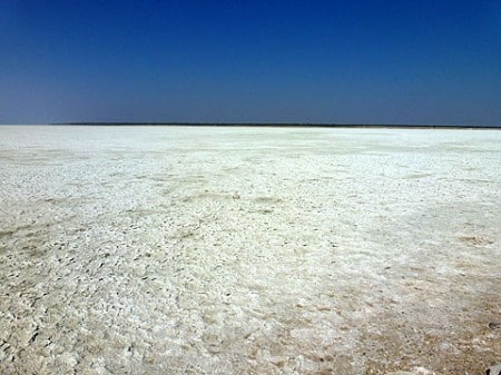 Salzpfanne vom Etosha Lookout aus - unendliche Weite