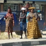 Herero und Himba beim Einkauf in der Stadt Opuwo