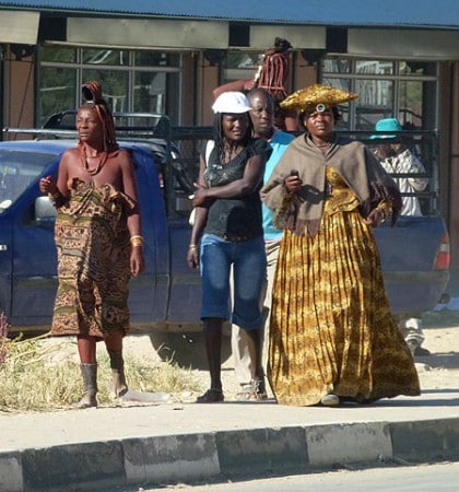 Herero und Himba beim Einkauf in der Stadt Opuwo