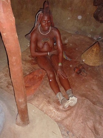 ungewöhnliche Körperpflege der Himba Frauen